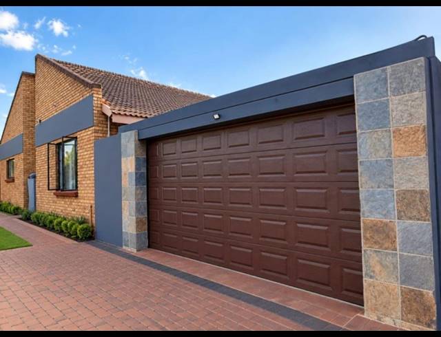 3 BEDROOM FREEHOLD FOR SALE IN HOEVELD PARK